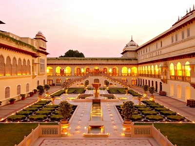 Known to be the city of royalty, Jaipur comes with an ancient regal glory. The forts and palaces in the ‘Pink City’ speak of the grandeur of many past eras.</p>
<p>This is probably the only place in the world where even a desert safari would seem romantic. It’s also the best place to shop for handicrafts in the entire country if your partner loves to shop classy.
